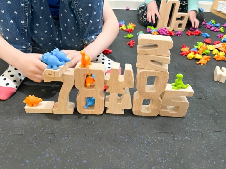 ninos jugando con bloques sumando numeros