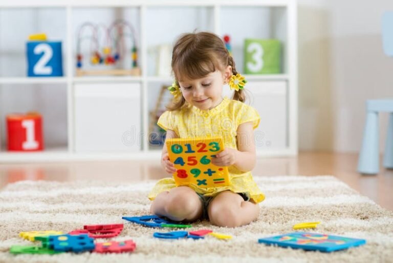 ninos jugando con bloques y numeros coloridos