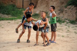 Cuáles Son Las Diferencias Entre Campo Y Ciudad Para Primer Grado 35 ninos jugando en area rural y urbana