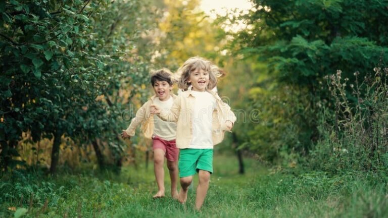 ninos jugando en campo y ciudad juntos