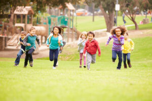 Qué actividades ofrece el Jardín de Infantes Había Una Vez 16 ninos jugando en jardin de infantes al aire libre 1