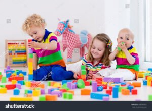 ninos jugando en jardin de infantes colorido