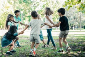 Para Qué Sirven Los Derechos Del Niño Y Por Qué Son Importantes 20 ninos jugando felices al aire libre