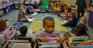 Cuáles Son Los Mejores Cuentos Cortos Sobre La Escuela Para Niños 4 ninos leyendo libros en aula escolar 1