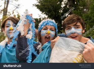 Cómo Hacer Una Invitación Para El Acto Día De La Bandera Nivel Inicial 26 ninos pintando banderas argentinas juntos