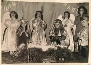 Qué actividades para niños ayudan a aprender sobre Manuel Belgrano 8 ninos recreando escena historica de belgrano