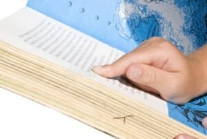 Cómo Practicar La Concordancia Entre Sustantivo Y Adjetivo Con Ejercicios 26 ninos senalando palabras en un libro abierto