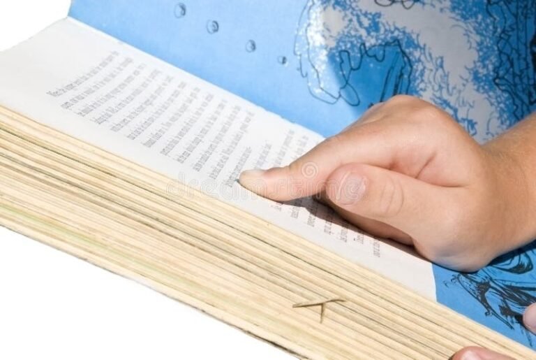 ninos senalando palabras en un libro abierto