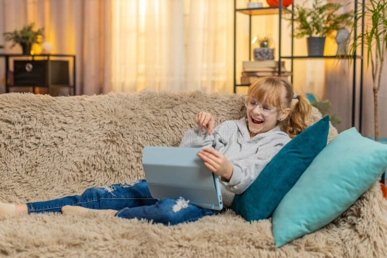 Cómo Encontrar Videos Animados para 3er Grado de Primaria 2 ninos viendo videos animados en tabletas