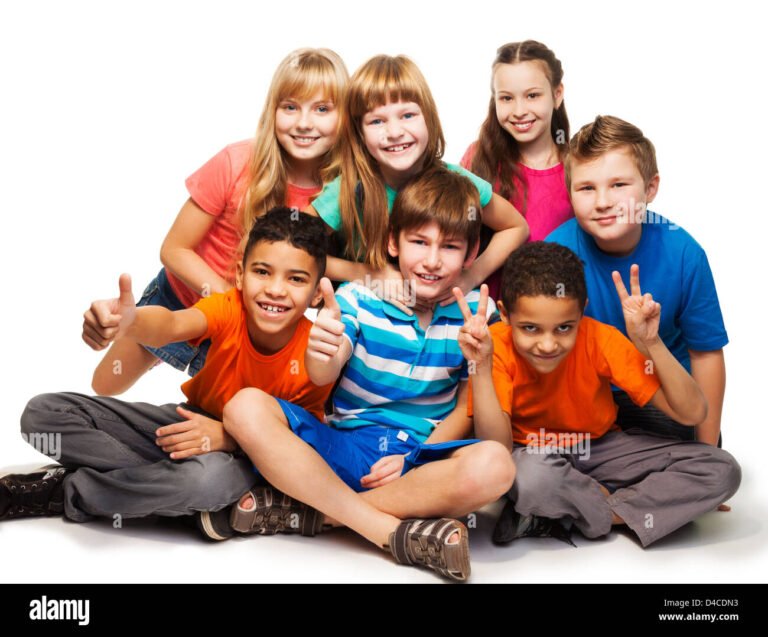 ninos y ninas jugando juntos sonrientes