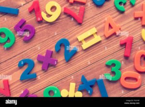 numeros multiplicandose en fondo matematico sencillo