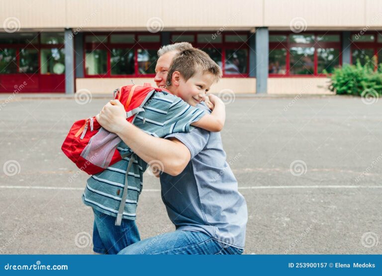 padre abrazando a hijo frente a escuela
