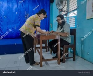 padres firmando documentos escolares juntos