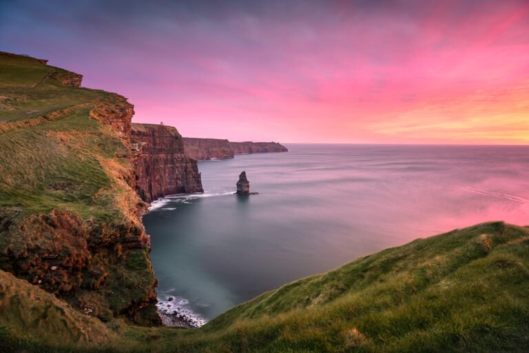 paisaje irlandes con paisaje al atardecer