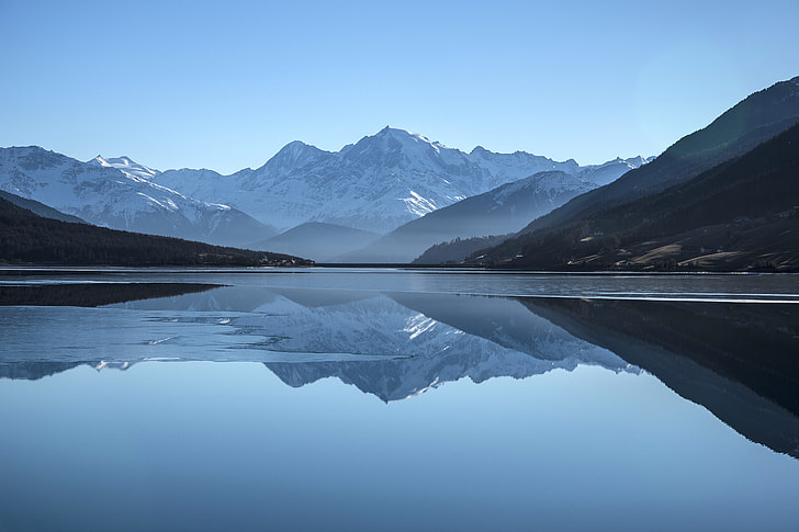 Qué temas abarca Ciencias de la Tierra para 5to año 2 paisaje natural con montanas y oceanos