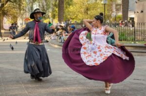 pareja bailando danza folclorica argentina tradicional