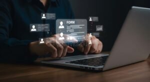 Cómo y dónde realizar la inscripción para evaluación de control IFE 4 15 persona completando formulario en computadora moderna