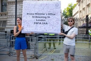 persona entregando carta en oficina publica