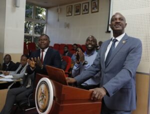 Cómo Convalidar Títulos Extranjeros en Argentina Paso a Paso 3 persona entregando documentos en oficina gubernamental