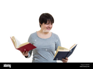 persona estudiando con dos libros abiertos