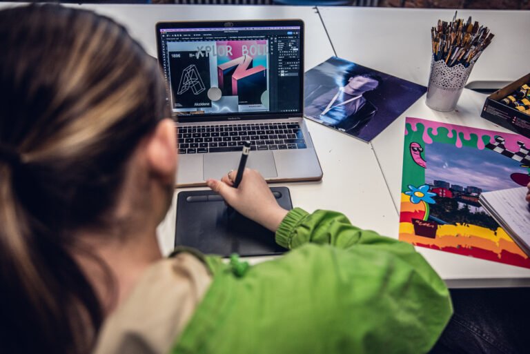 Dónde estudiar diseño gráfico a distancia con certificación oficial 2 persona estudiando diseno grafico en laptop