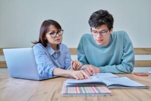 Cuándo Empieza a Notarse el Progreso en Lenguas Extranjeras 12 persona estudiando idiomas con libros y laptop