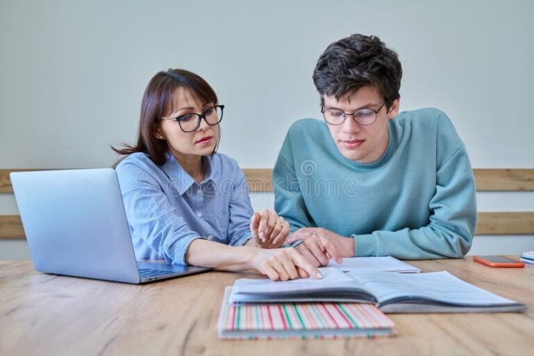 Cuándo Empieza a Notarse el Progreso en Lenguas Extranjeras 2 persona estudiando idiomas con libros y laptop