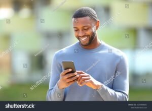 Cómo Saber Si Cobro Becas Progresar Fácil y Rápido 41 persona feliz revisando su telefono movil