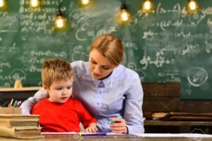 persona hablando en aula con estudiantes atentos