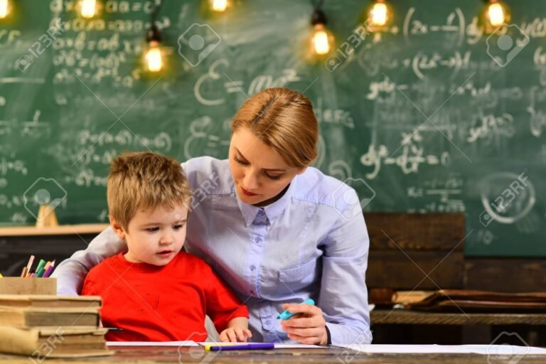persona hablando en aula con estudiantes atentos