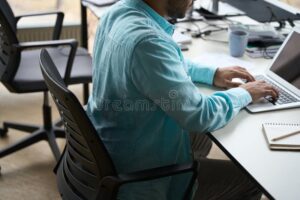 Cómo puedo crear un ejemplo de clave fiscal en AFIP paso a paso 4 persona ingresando datos en computadora
