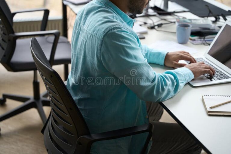 persona ingresando datos en computadora