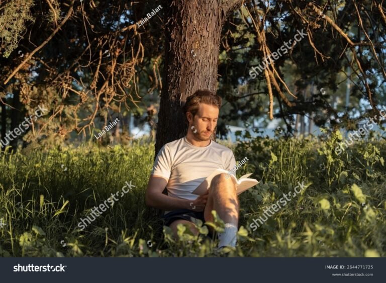 Por qué es clave el acto de leer según Paulo Freire 2 persona leyendo en un parque soleado