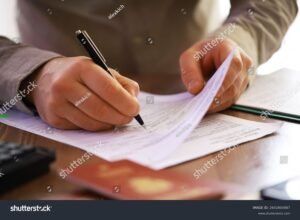 Cómo Completar el Formulario DJ 01 para Declaración Jurada de Cargos en Chaco 18 persona llenando formulario administrativo escritorio