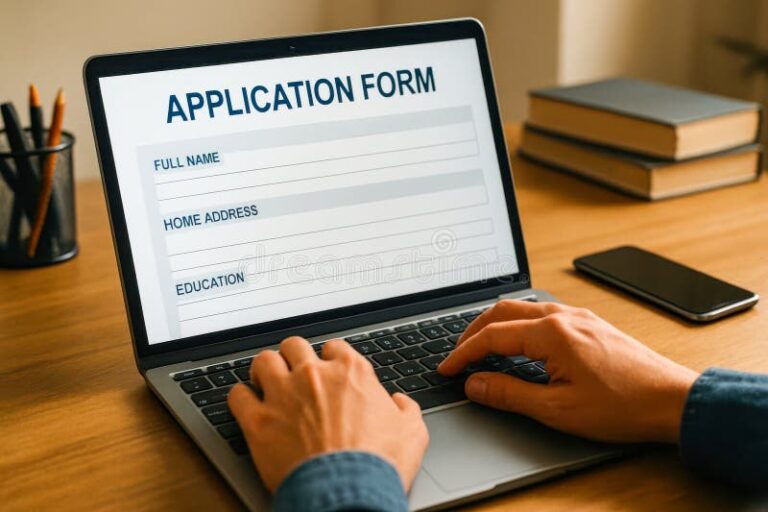 persona llenando formulario oficial en escritorio