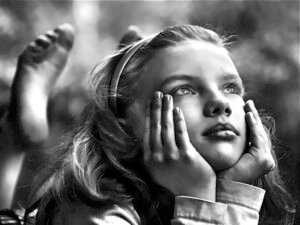 persona mirando al vacio sonando despierta