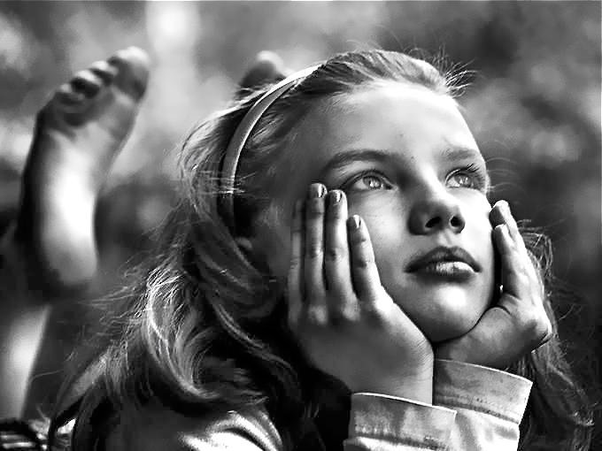 persona mirando al vacio sonando despierta