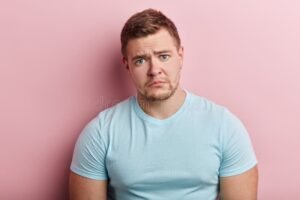 persona mirando decepcionada pero fuerte