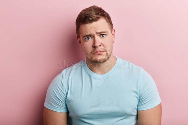 persona mirando decepcionada pero fuerte