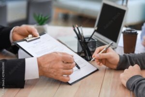 Cómo Legalizar Tu Título Secundario en el Ministerio del Interior 23 persona mostrando documentos oficiales en oficina public