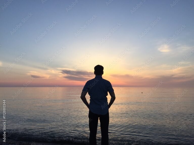 persona pensativa mirando al horizonte