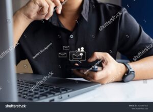 persona recibiendo computadora portatil nueva