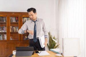 persona revisando documentos con reloj visible