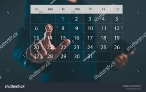 persona senalando calendario digital moderno