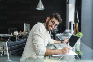 Cuáles Son Las Principales Cualidades Laborales Que Debe Tener Una Persona 1 persona sonriente trabajando en oficina moderna
