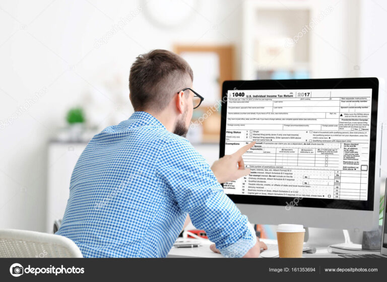 Cómo Saber Mi Cuil o Cuit Rápidamente y Sin Complicaciones 2 persona usando computadora buscando informacion fiscal
