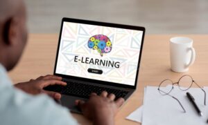 persona usando computadora con pagina educativa abierta