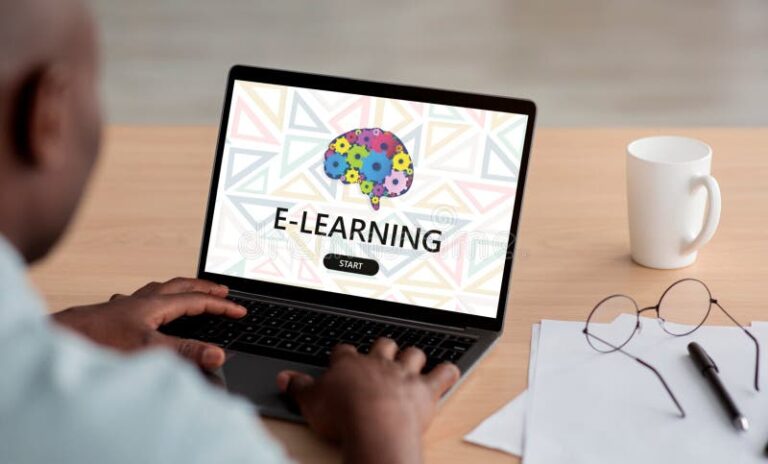 persona usando computadora con pagina educativa abierta
