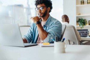 persona usando computadora portatil en oficina moderna