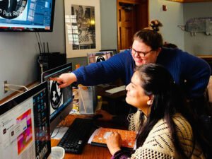 personas aprendiendo en computadora gratis publica